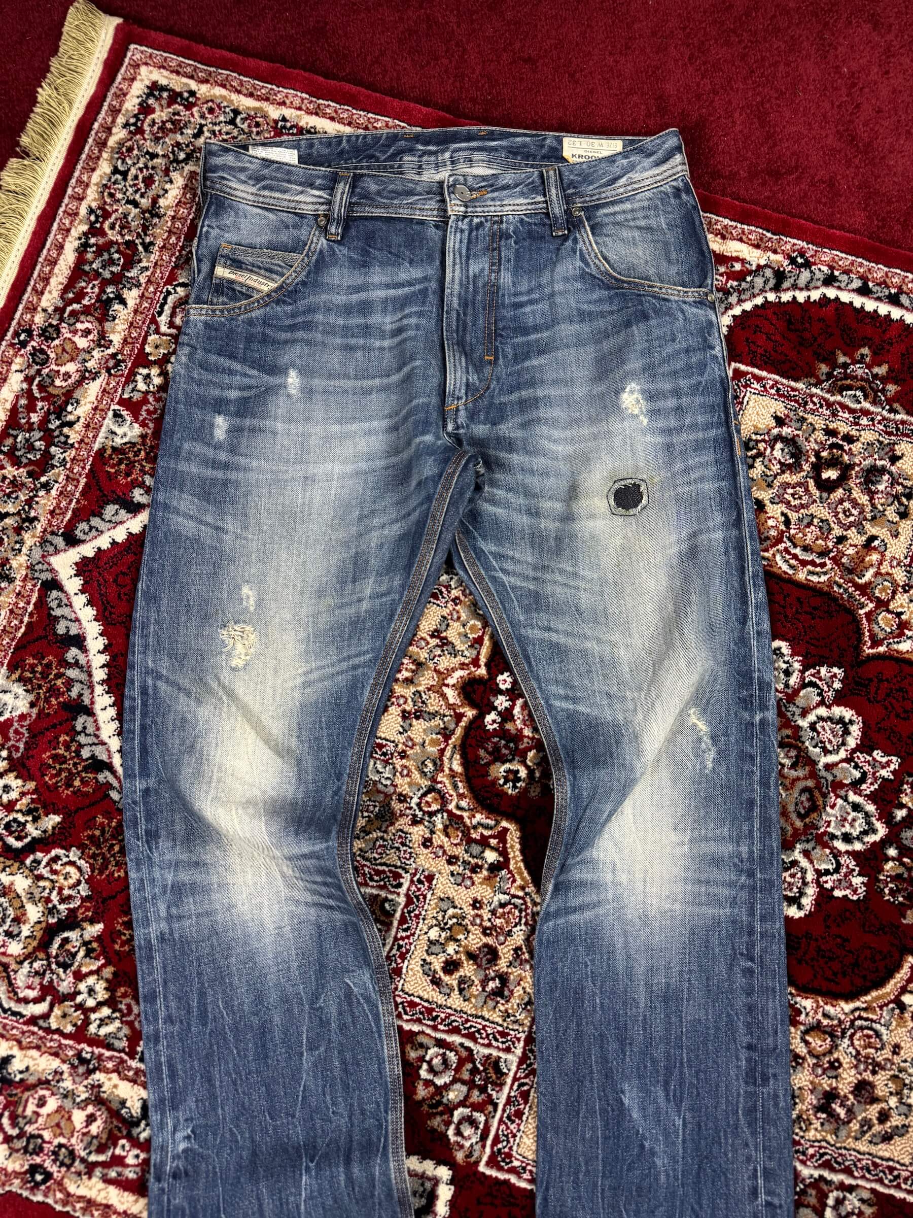 DIESEL - DISTRESSED STRAIGHT FIT JEANS (34”)