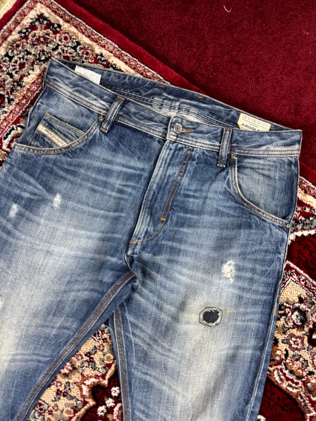 DIESEL - DISTRESSED STRAIGHT FIT JEANS (34”)