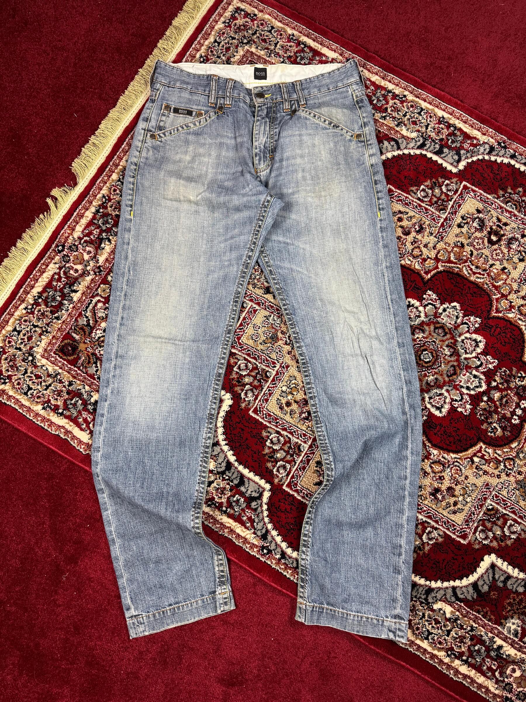 HUGO BOSS - STRAIGHT FIT JEANS (34”)