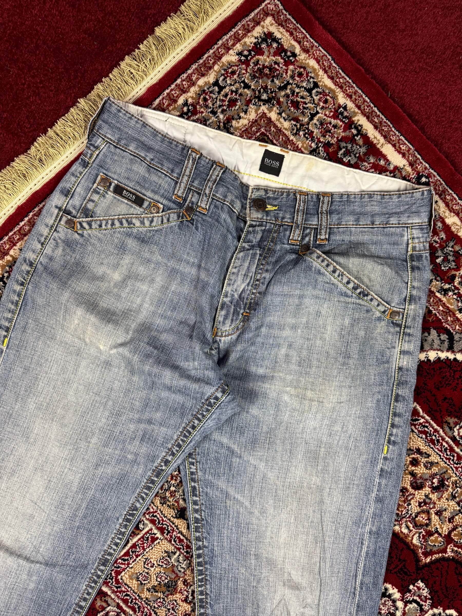 HUGO BOSS - STRAIGHT FIT JEANS (34”)