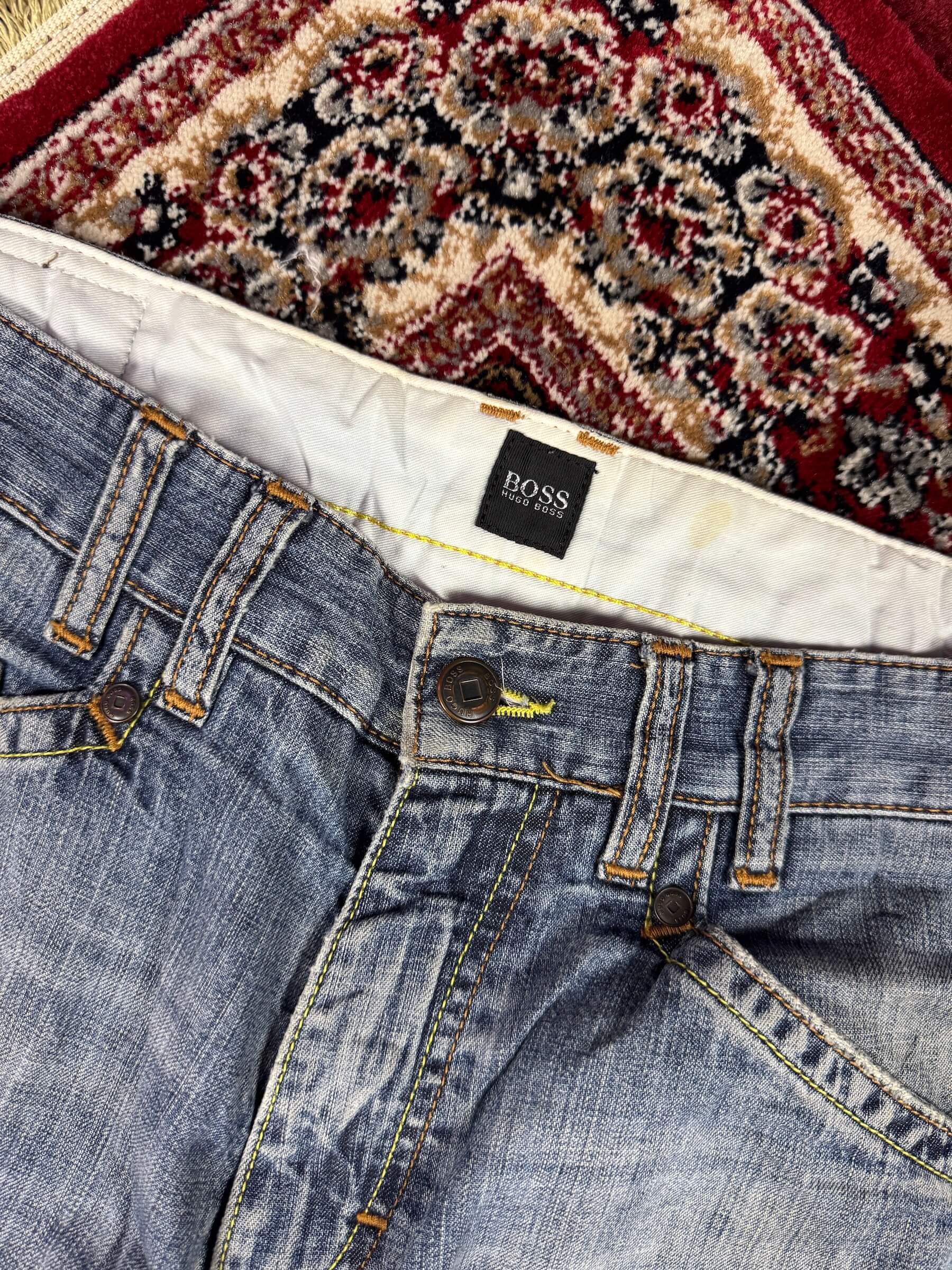 HUGO BOSS - STRAIGHT FIT JEANS (34”)