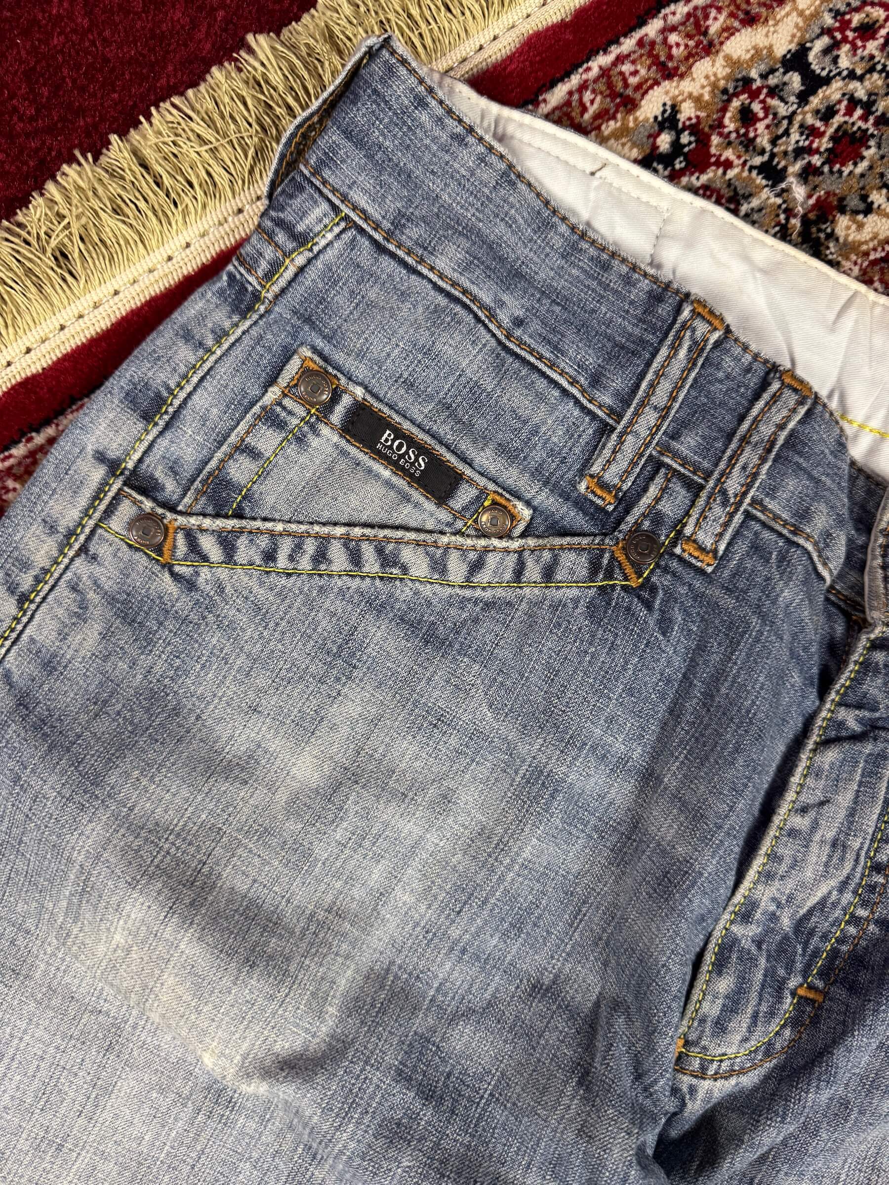 HUGO BOSS - STRAIGHT FIT JEANS (34”)