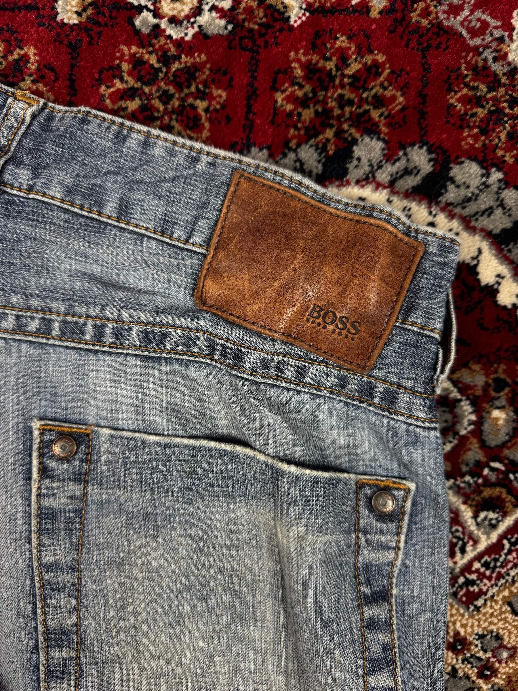 HUGO BOSS - STRAIGHT FIT JEANS (34”)